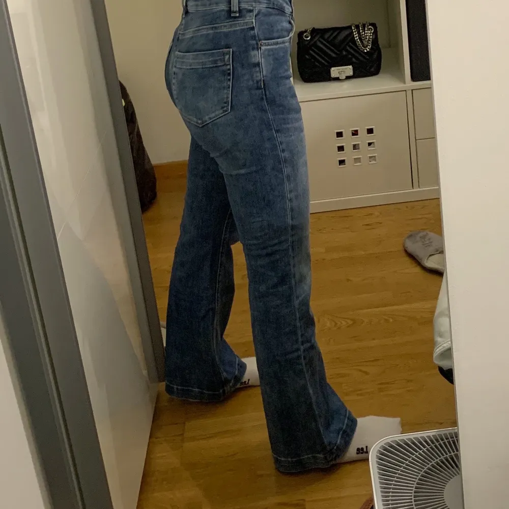 Bootcut jeans från Boomerang i storlek 36, jag är ungefär 167 och längden är perfekt! Nypris: 1000kr. Jeans & Byxor.