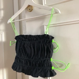 Unik topp!! - Säljer denna sjukt coola toppen från ASOS, väldig unik och det perfekta plagget i garderoben för att sticka ut lite extra. Säljer pga lite stor för mig. Aldrig använd därav i nytt skick, i strl 36. 100kr inklusive frakt<33