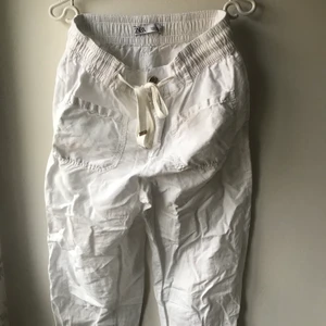 Linnebyxor - Ett par så mysiga linnebyxor från zara som är så härliga! Små skavanker finns på dessa då det är använda några Fåtal gånger! Finns två mindre fläckar på fixorna som ej syns mycket! Frakten ingår i priset<3 storleken är M men passar en S