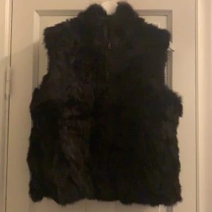 PÄLSVÄST - En äkta pälsväst (kanin) som inte används på över 10 år så den är i bra skick. Mörkbrun färg och i storlek S/M. Jag har S men kan ha en tjock hoodie under. 