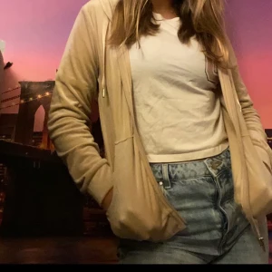 Gina tricot  - En jätte fin tröja från Gina tricot som är använd ett fåtal gånger och som är i mycket bra skick. Jag säljer den för att den inte kommer till användning här hemma men den passar nog perfekt hos dig.