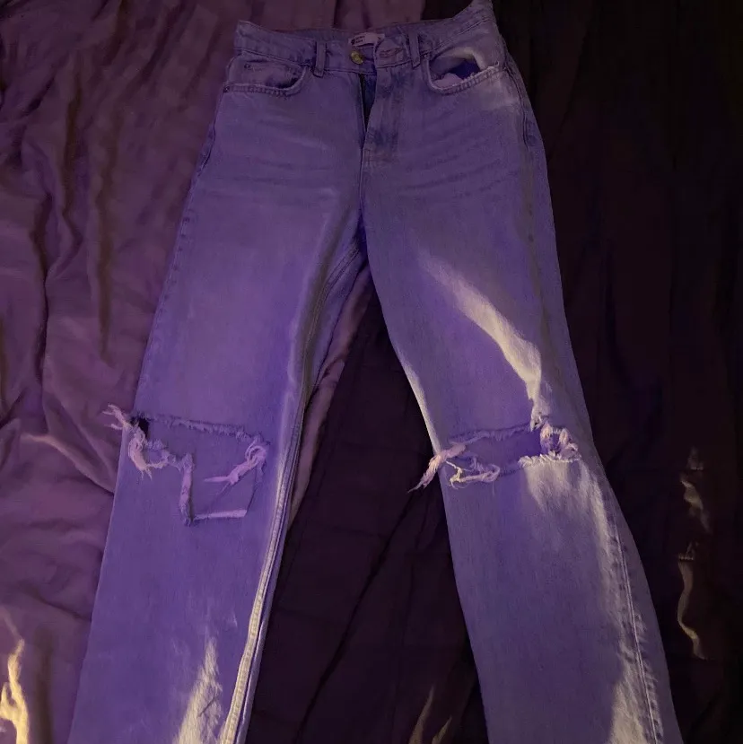 Snygga Gina jeans! Köpt av en tjej på plick tyvärr köpte jag fel storlek... hennes bild🥰  bud på 400. BUDA tills att ingen är villig att lägs högre bud. Öka med minst 20kr. Jeans & Byxor.