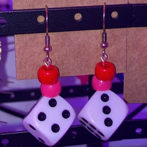 Örhängen - Örhängen med tärningar!✨ rosa och röd pärla! Ej provade. Bär ett annat nästan likadant par! 