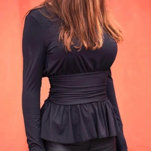 Svart festtopp  - Svart topp/blus som markerar midjan. Funkar bra till både vardag och fest🥰 Stretchigt material och sitter snyggt.❤️❤️😊 I bra skick! 