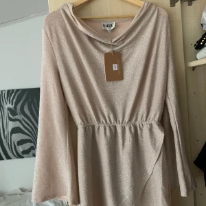 Klänning Saboskirt - Ljusrosa glittrig klänning från Saboskirt, helt oanvänd med prislapp på. Tillhör ett knytband i midjan, strl S🥰 buda på!