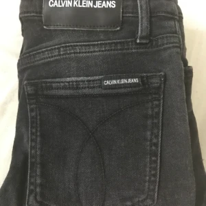 Calvin Klein jeans, tvätt-svart, s:S - Säljer dessa fina Calvin Klein jeans som jag köpte på kidsbranstore för några månader sedan. Nu fanns de ej kvar på hemsidan men hittade liknande på Zalando som jag tog bilderna ifrån. Säljer pga att de är för små för mig. Storlek 16 år/S.