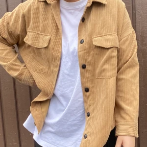 Skjorta i manchester  - Skjorta i manchester från Berskha, beige i färgen lite oversized. Supersnygg bra skick 