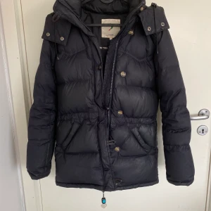 Boomerang Alexandra down dunjacka - Använd 3 säsonger. Mycket varm och mysig jacka i bra skick, inget överdrivet slitage. Färgen är marinblå, passar dig som är mellan xxs till s. 