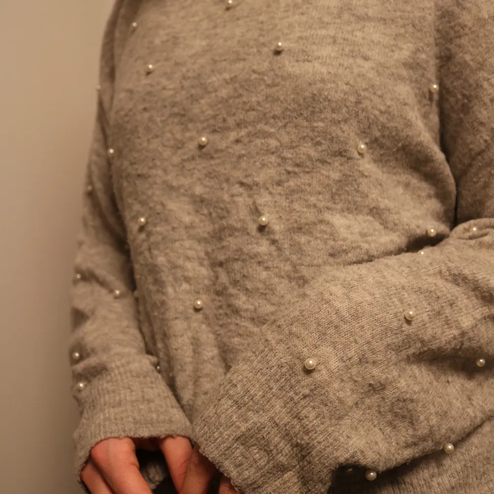 En stickad tröja från H&M med ”knoppar” på. En grå tröja som inte sticks. Lite knollrig eftersom den har används. Storlek S men passa M 😊 Frakt:29kr. Tröjor & Koftor.