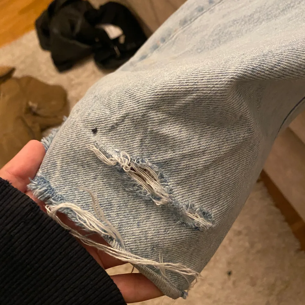 Säljer mina fina zara jeans! Dem har en liten slitning vid benet längst ner då jag e väldigt kort och gått på dem. Inget man lägger märke till. Jeans & Byxor.