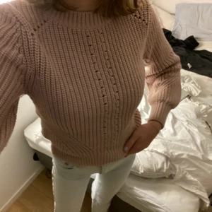 Stickad tröja HM - Fint stickad tröja från HM! Fint skick och knappt använd! Köparen står för frakt!⚡️⚡️💜💜
