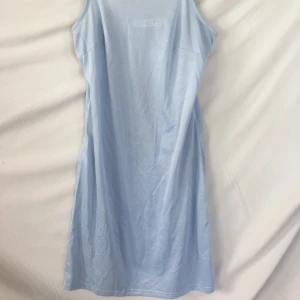 Baby blå dress - Baby blå dress från junkyard aldrig använd. Väldigt elastisk och med justerbara band .Jag har storlek 34/36. Frakt tillkommer 63 spårbart.