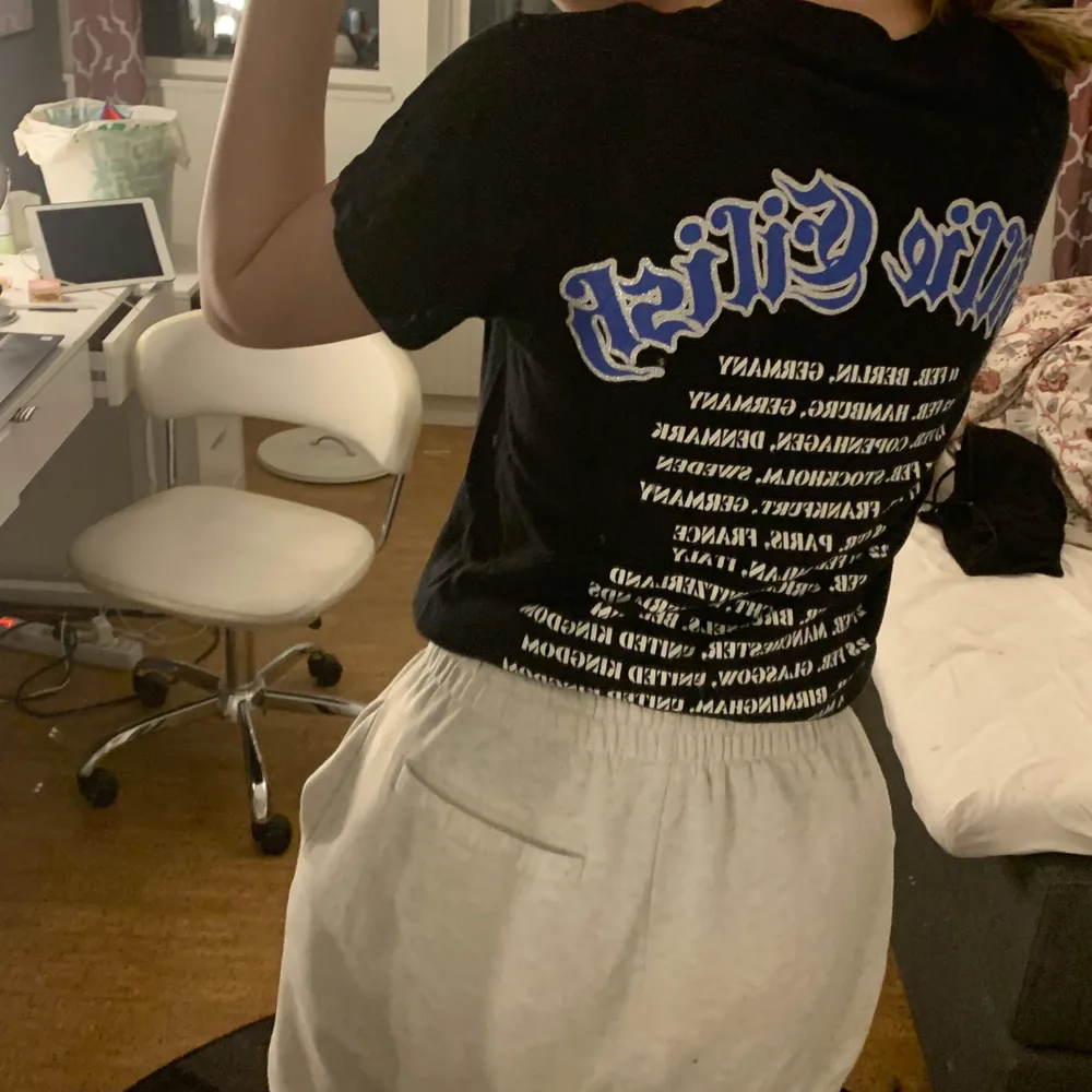 Supercoola billie-tröja med glittrig text. Köpt när billie eilish hade konsert i Sverige 2018. Endast använd under konserten. Buda från 100kr. T-shirts.