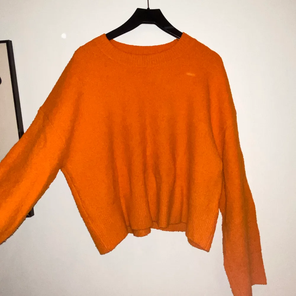 Jättefin orange tröja som är lite cropped i modellen. Inte speciellt använd. Frakt tillkommer. Stickat.