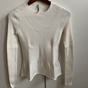 GUESS - NY!! - Strl M. Som ny! Använd endast en gång. Mycket fint skick!