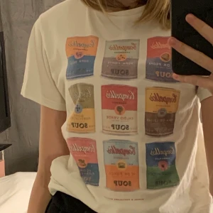 T shirt  - Skitcool unik T-shirt från en liten rycycle butik i Portugal köpt förra påsken 🦋🥺❤️ Står xs i den, men passar absolut också om man har S (som jag på bilden) 💕 Har för mig att det kostade va 30 € eller så men är inte 100:) pris kan diskuteras