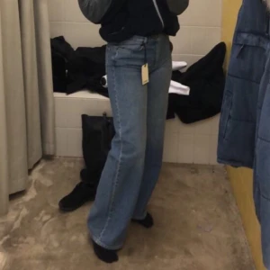 Junkyard wide leg jeans original blue - Junkyard wide leg jeans i färgen original blue. Använda endast 2-3 gånger. 