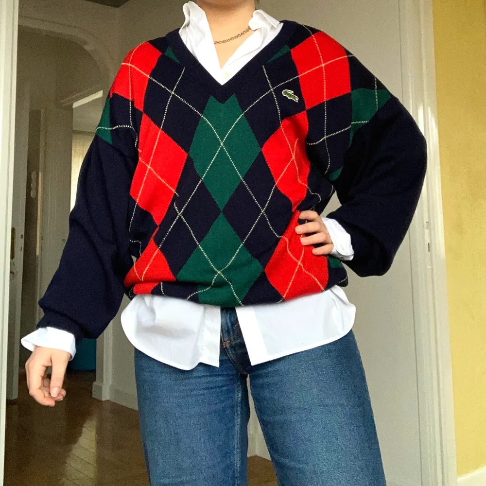 Superfin rutig Lacoste-tröja i väldigt bra skick, köpt second hand. Sitter fint oversized på mig som passar i XS/S och är 160 cm lång, så passar nog allt mellan S-L. Köparen står för frakt!. Tröjor & Koftor.