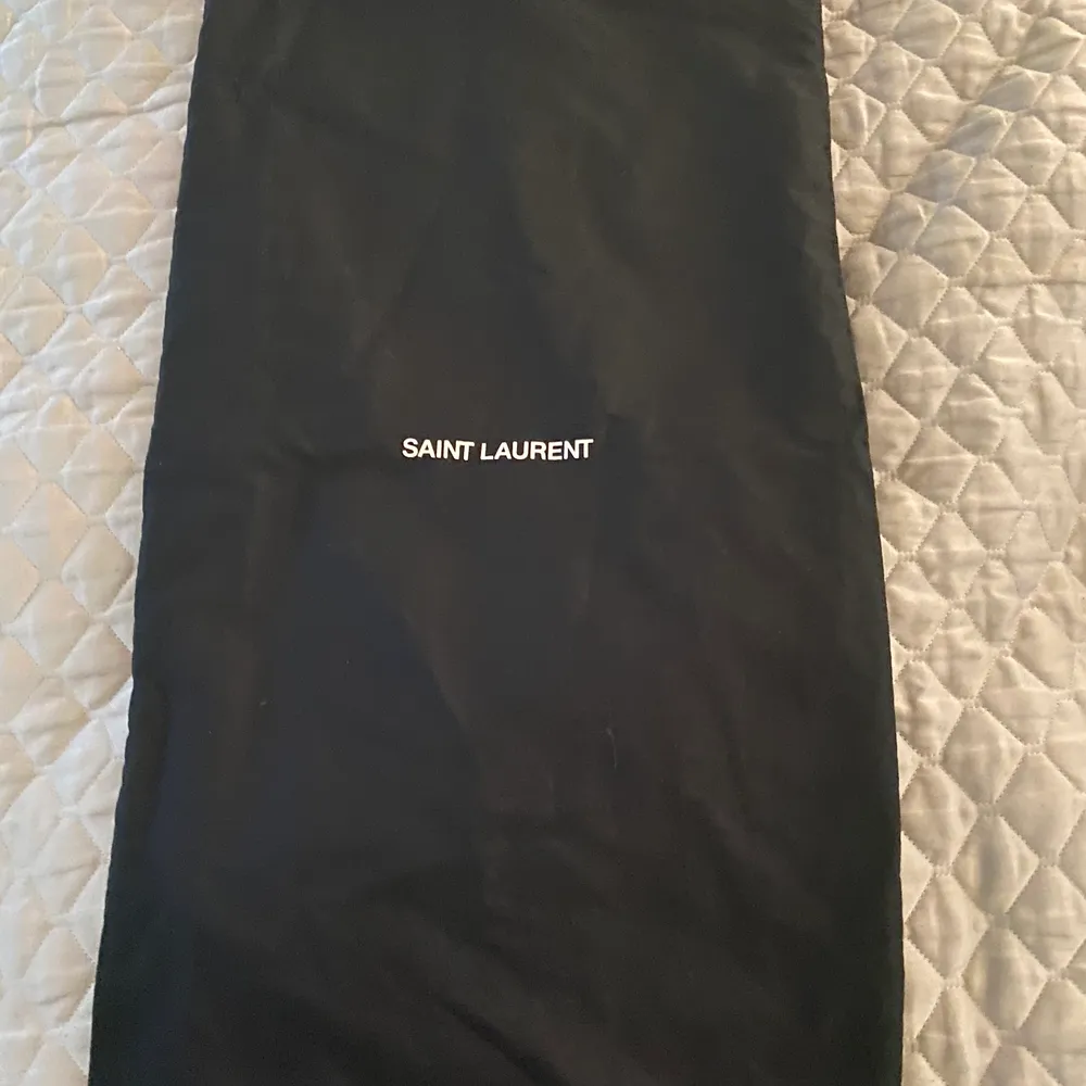 Saint Laurent dustbag som är väldigt stor och är fondrad på insidan. Perfekt för att förvara i eller att använda när man ska packa sin resväska. Aldrig använd och inga fläckar. 69 cm hög och 34 cm bred. Väskor.