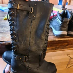 Snygga vinterstövlar 🥰 - Hej! Här har ni ett par mycket litet använda stövlar i storlek 37. Störning bak för bättre fitment 🤭