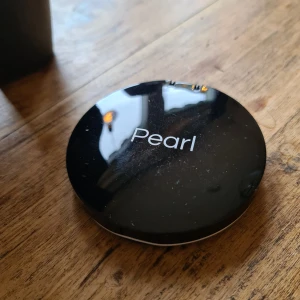 Sminkspegel och powerbank  - Hej!! Här har ni en praktisk powerbank med spegel i. Perfekt i handväskan. Knaplt använd och inköpt på landvetter i göteborg. 