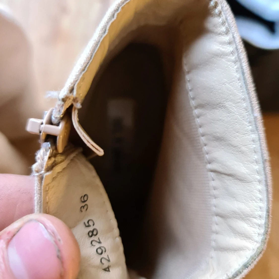 Beiga högklackade klackar i 36 från nelly🥰 - 90