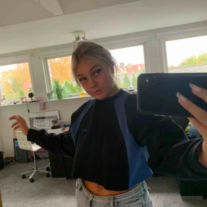  - Secondhand sweatshirt som är från puma, har croppat den själv