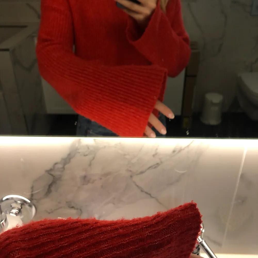 Väldigt varm stickad tröja från hm i en röd/orange färg❤️😍 ärmarna är lite vida. Stickat.