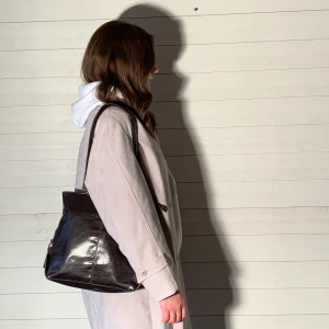 Väska - Bredd: 32 cm  Längd: 27 cm  Färg: Brun/silver detaljer Fler bilder? Kontakta oss!