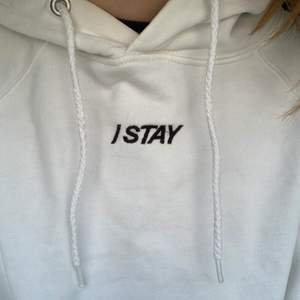 Säljer denna snygga hoodie från Istay pga kommer tyvärr inte till användning. Storlek S, sitter perfekt på mig som brukar ha s/xs. Frakt 40 kr