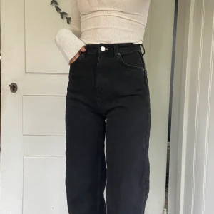 Weekday ace jeans svart  - Säljer ett till par ace jeans från weekday i svart. Storlek 25/34, modellen är 1,75. Frakt tillkommer💗💗 ledande bud på 210+frakt 
