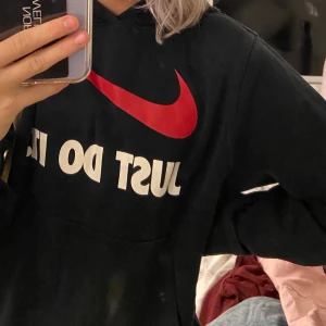 Nike hoodie - Cool Nike hoodie köpt på Nike butik. Xxs❤️vid frågor eller intresse meddela🥰 Obs. Fläckarna är på spegeln, inte tröjan! Skriv för andra bilder:)
