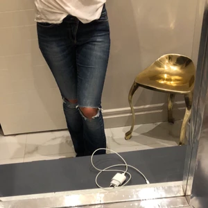 Jeans med hål i knäna  - Mörkblåa bootcut jeans med hål i knäna. De är midwaist från Hunkydory 
