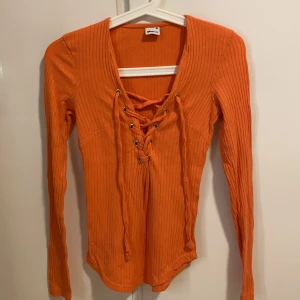 Topp - Jättefin orange / Peach färg med snören 