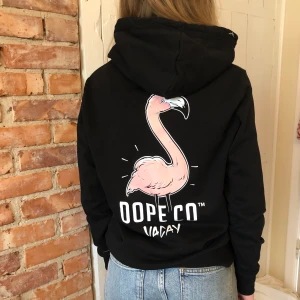 Dope hoodie strl 34 - Hoodien är aldrig använd pga lite förlliyen för mig som är strl 36. Väldigt fint skick och helt som ny.    På bilden har min syster i strl xs på sig den och då passar den perfekt. Kostade 600kr ny