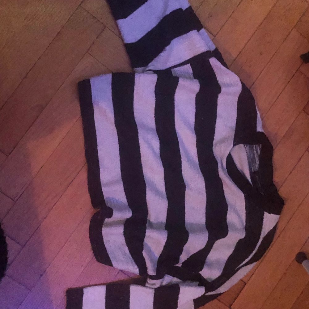 Säljer denna stickade tröja från monki pga lite användning 💞 köptes för några år sedan men är använd ett fåtal gånger. Blir som en crop top för mig som är 160 men man kan fortfarande ha den innanför byxorna :) Den är inte jättevarm utan ganska luftig. Möts i Stockholm eller så betalar köparen för frakt ❤️. Tröjor & Koftor.