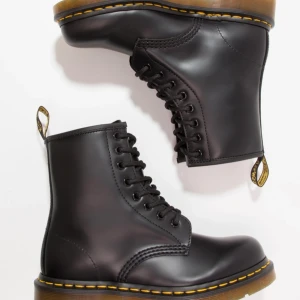 Dr.Martens stl, 37 - Helt nya Dr.Martens testade dom men kände att det inte riktigt var jag, kunde inte helelr lämna pga att ja slängde kartongen. Säljer nu för 1550kr köpte dom för 1800.💓