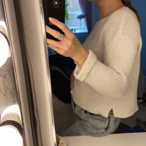 Stickad tröja - Stickad tröja köpt på Zaras barnavdelning🥰 Den är därför i storlek 134 men skulle säga att den sitter som en XS då den är ganska stor för att vara barnstorlek