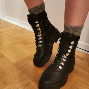 Kängor NLY - Hej, säljer ett par kängor från nelly som jag använt ca 5 gånger, de är lite för trånga för mig, därav säljer jag. Fint skick som ni ser på bilderna. Läderimitation. Storlek 40.