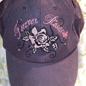 Grå keps - vet inte varför den ser lila ut, tror den är grå (kanske är färgblindj