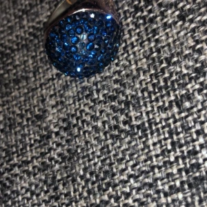 Ring med diamanter  - Mycket vacker ring med blåa diamanter 