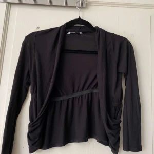 Kofta - Fin och gullig kofta som passar perfekt över ett linne eller likande, passar vardaligt eller till fest! 