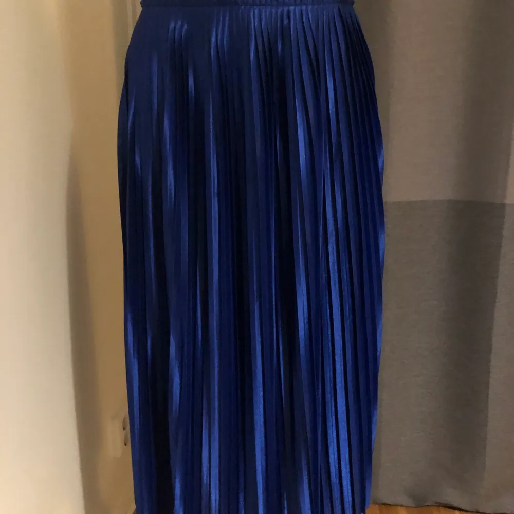 Blå plisserad kjol från By Marlene Birger i storlek M. Passar S-M. Oanvänd. Nypris 1500:-. Kjolar.