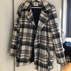 Jacka - En blandning mellan kappa jacka o bikerjacka. Varm och användbar. Köpt secondhand.