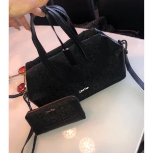 calvin klein - Aldrig använt äkta calvin klein väska och plånbok