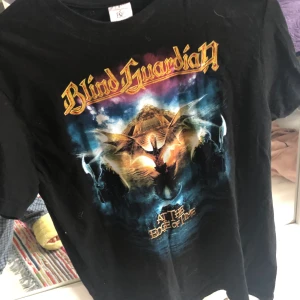 T-shirt med tryck - Svart T-shirt med tryck i storlek M i bra skick.