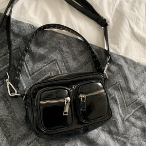 Nunoo bag  - En annorlunda än de klassiska nunoo bagsen. Är i väldigt bra skick då den ej är så använd. Ny pris 900kr Skriv för mer bilder. 350kr exklusive frakt(63kr)