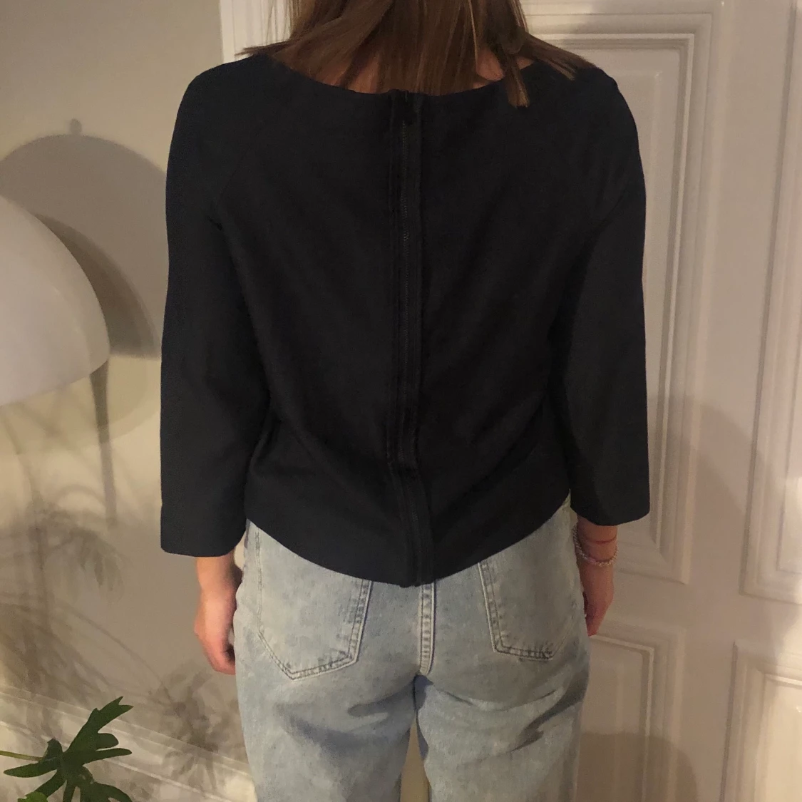 Långärmad svart blus med dragkedja  - 90