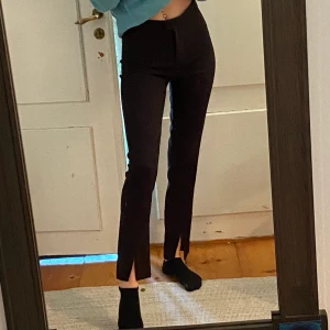 Kostymbyxor - Finaste kostymbyxorna!!! Tyvärr för stora för mig som är stl 34/XS, byxorna är insta 34 men passar bättre på någon som har 36. Använda en gång bara så nyskick!❤️ kan mötas uppnå Hudiksvall eller Gävle annars fraktar jag mot kostnad! 🥰