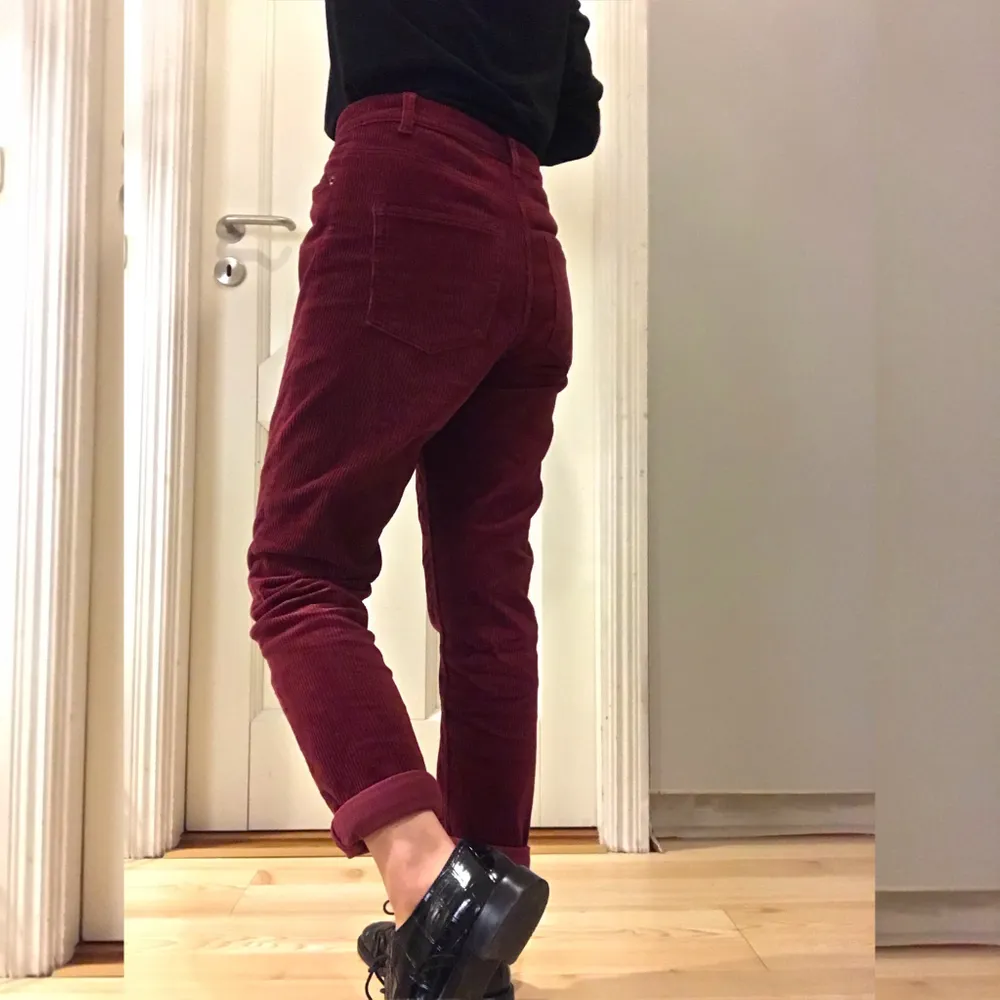 Warm and soft corduroy trousers from Monki :) I bought it last winter but haven’t wore them more than 5 times so I’m selling it! The colour is red wine and the size is S👖🤍. Jeans & Byxor.